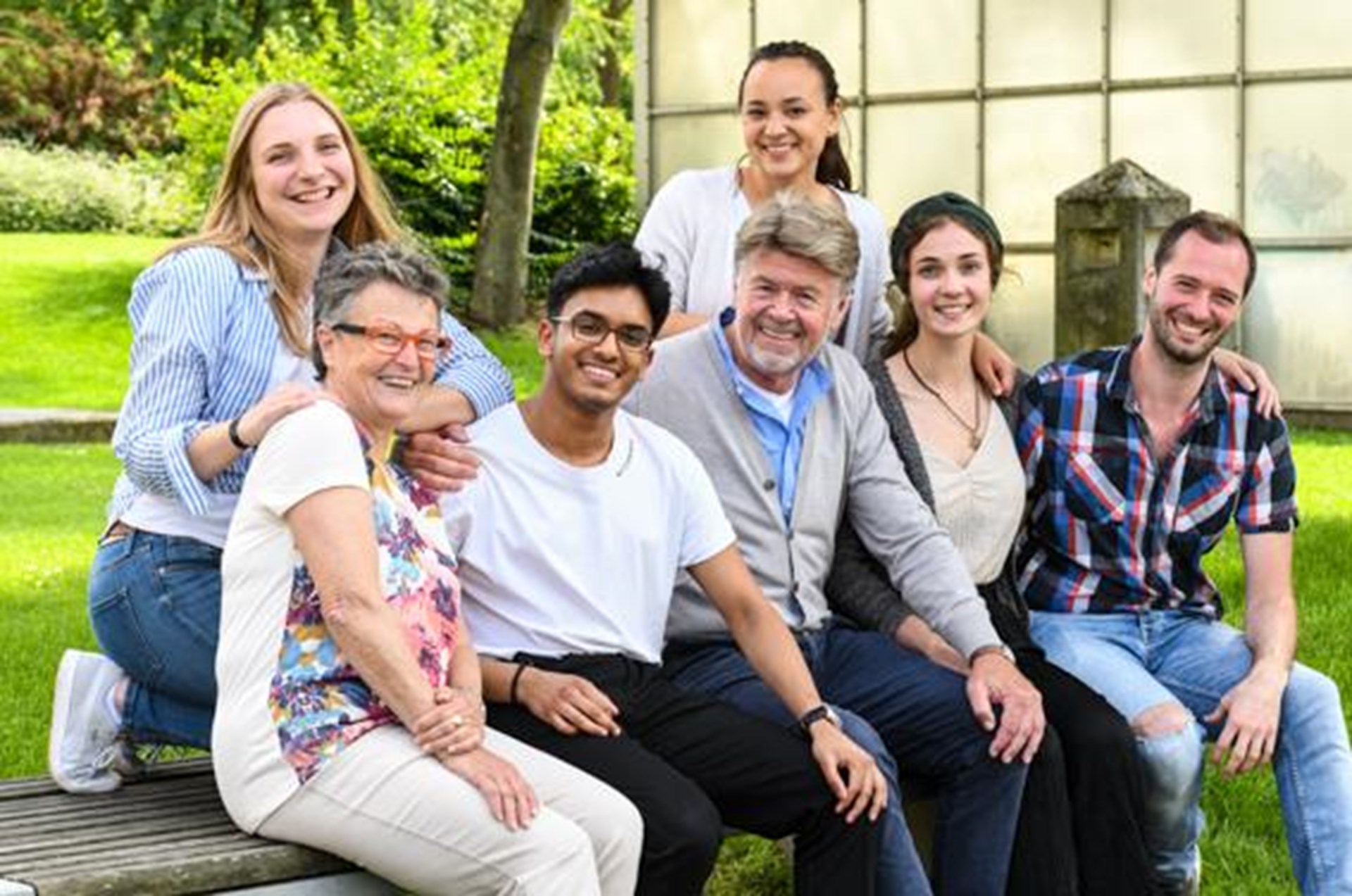 Gruppenbild mit jungen Engagierten und älteren Menschen