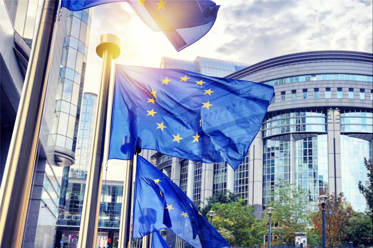 EU-Flaggen wehen vor dem Europäischen Parlament in Brüssel 