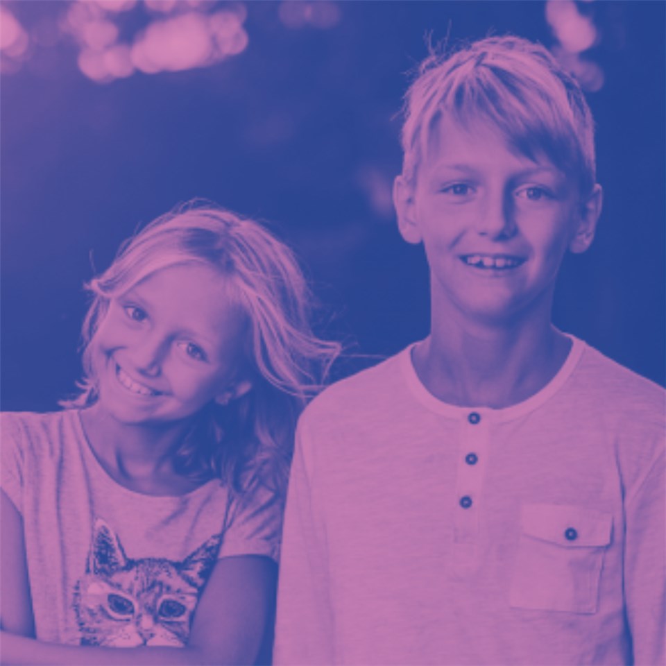 Ein junge und ein Mädchen lachen in die Kamera. Das Bild ist rosa unterlegt.