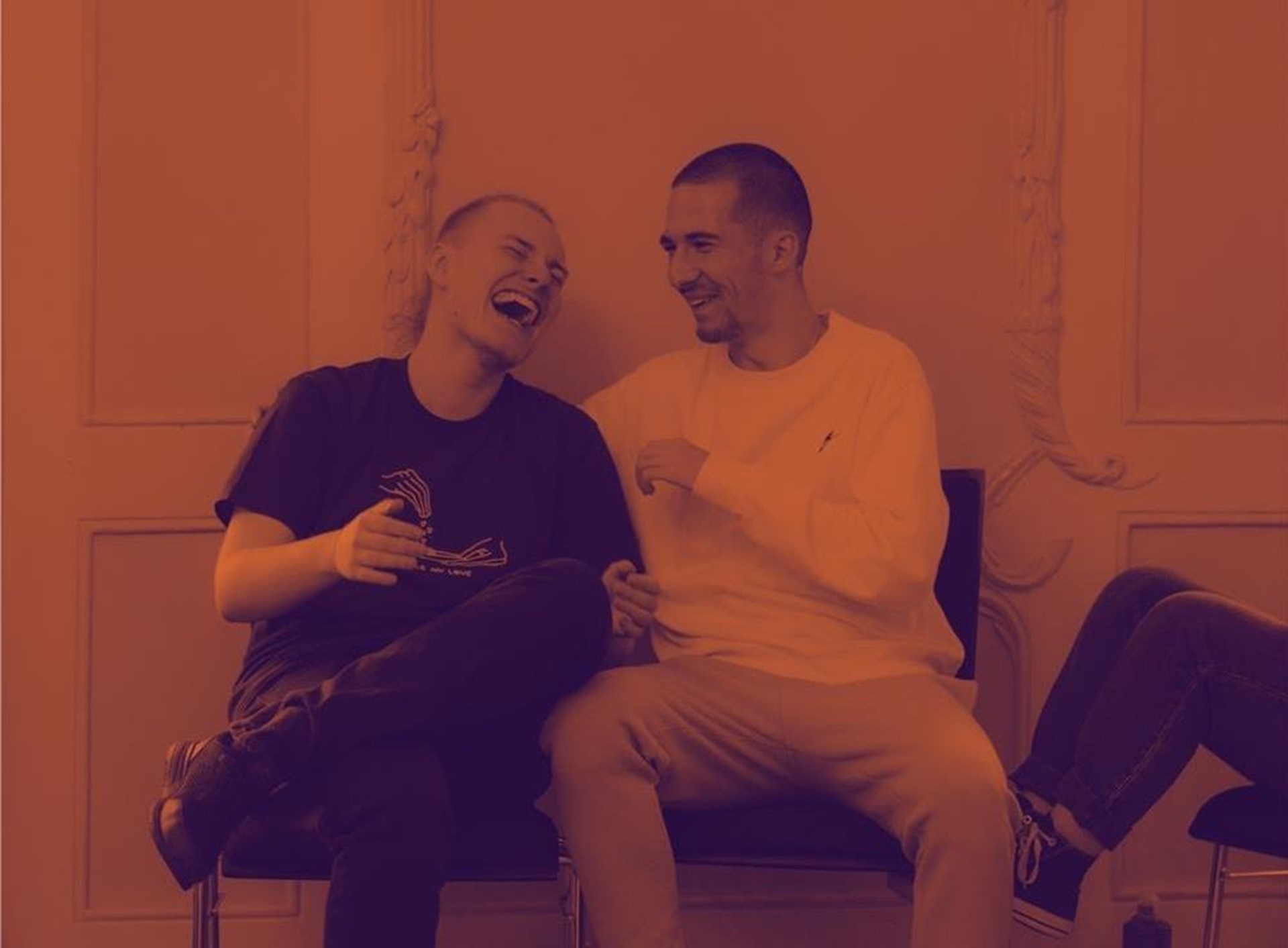 Zwei Freiwilligendienstler lachen