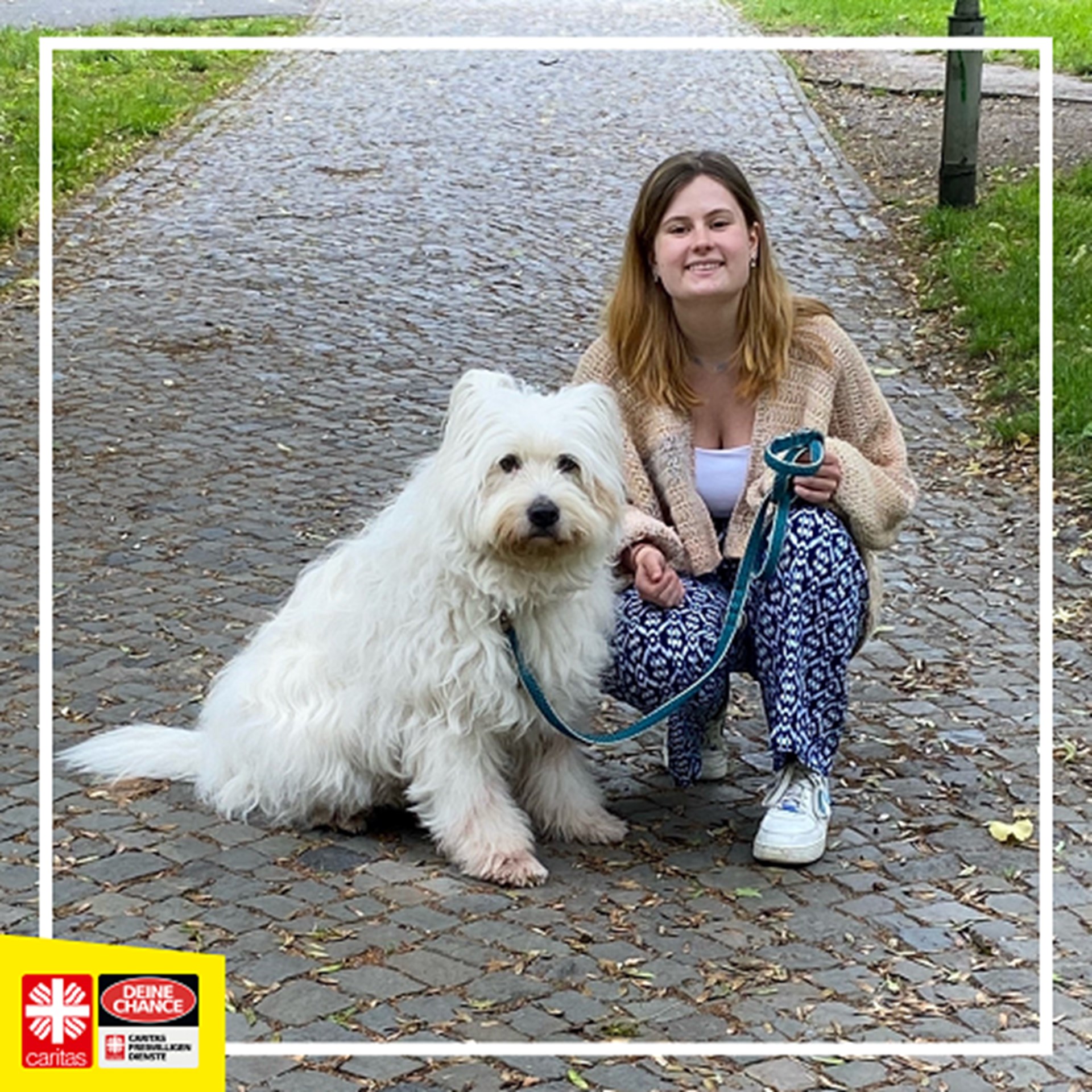 Miriam hockt neben einem Hund.